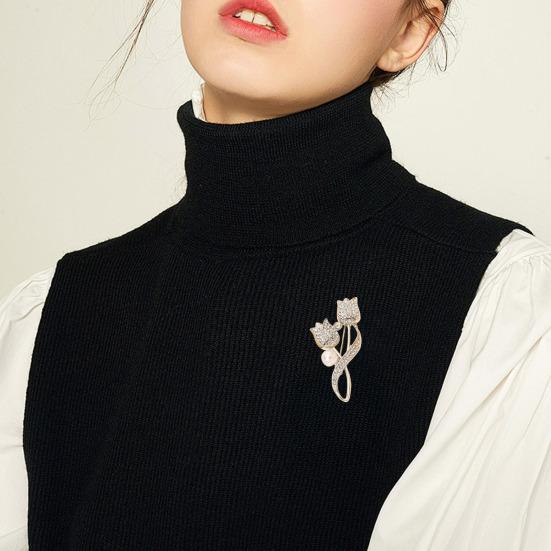 Women Alloy Brooch Pin, Tulip Shape Lapel Badge with Imitation Pearl Rhinestones Inlaid, Brooch Versatile Accessory for Sweaters Collars Hats Bags