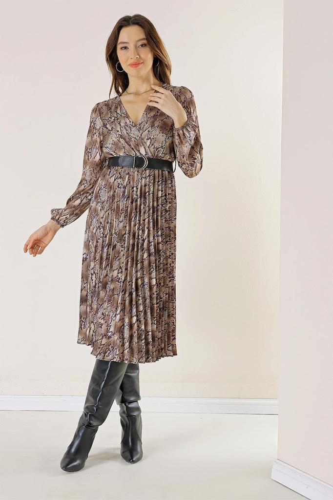 Zweireihiges, plissiertes Satinkleid mit Schlangenmuster und Gürtel