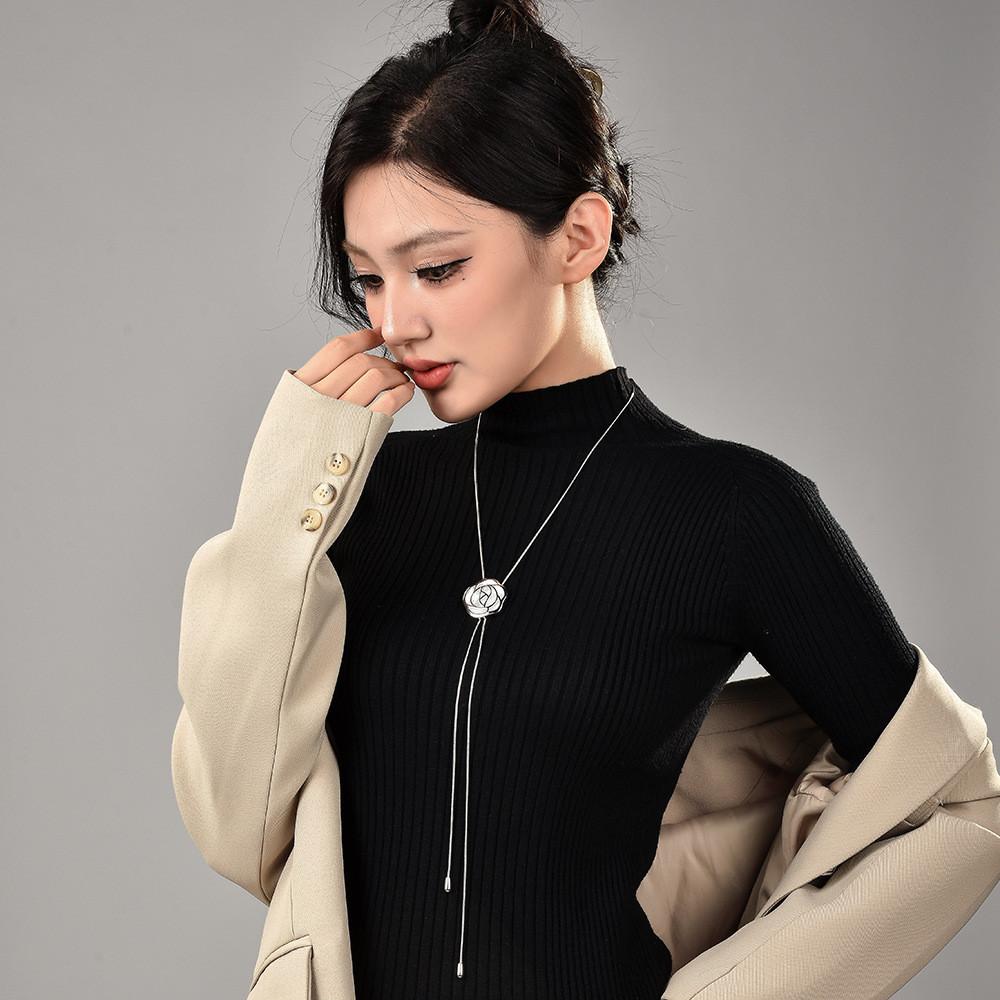 Shell Rose Eyecatching Flower Pendant Jewelry With Sleek Snake Chain Design