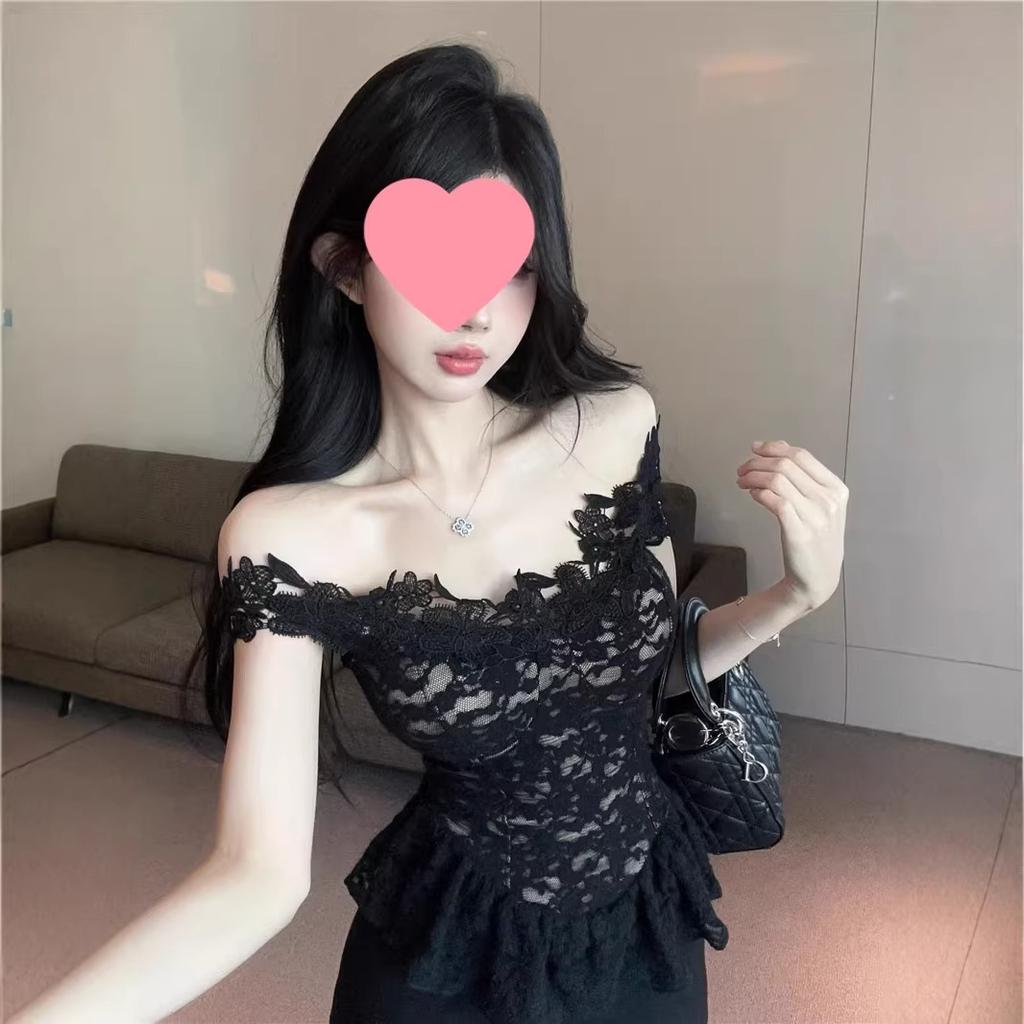 With chest pads, pure lace splicing tube top, two wear design sense, one-word shoulder backless and thin top