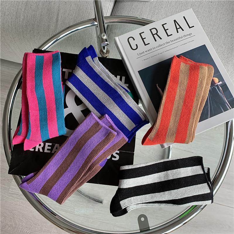 Neuer europäischer Trend: Mittellange Socken mit kontrastierenden Farben und vertikalen Streifen, doppelt genäht, aus Baumwolle