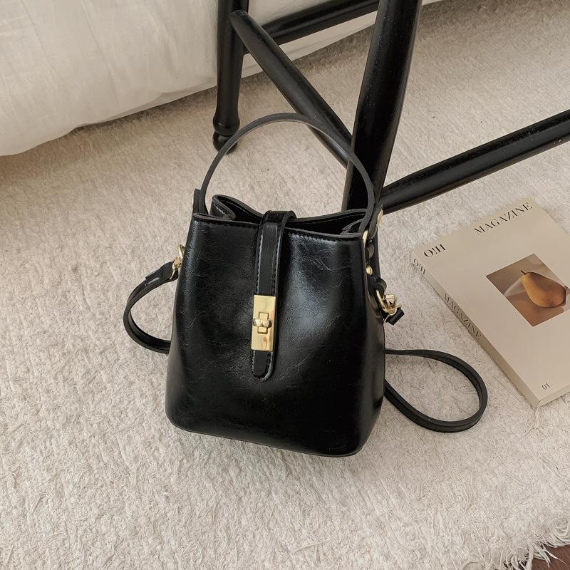 Ретро лесная сумка-ведро женская зимняя новая трендовая текстурная женская нишевая ручная сумка через плечо чёрный 2760₽