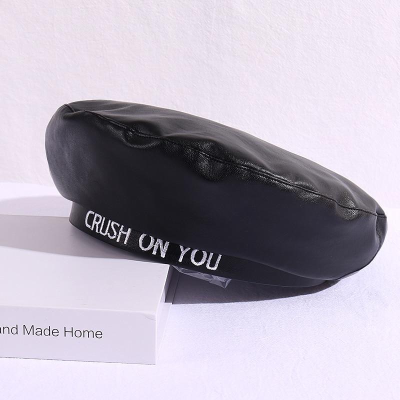 

товар PU Берет Женская Осенне-Зимняя Газетная Шляпа Британского Винтажа Уличного Художника Красная Шляпа Белые Буквы Береты чёрный