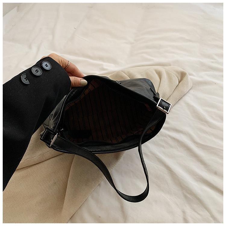 IELGY Work Commuter Large Capacity Tote Bag Retro Fashion Casual Underarm Bag Commuter Shoulder Bag