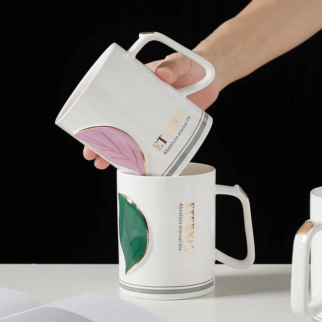 Kreative geprägte Keramiktasse mit Blattgold, Deckel und Löffel, Nachmittagstee-Kaffeetasse, Pärchenbecher, Exquisite Souvenirtasse