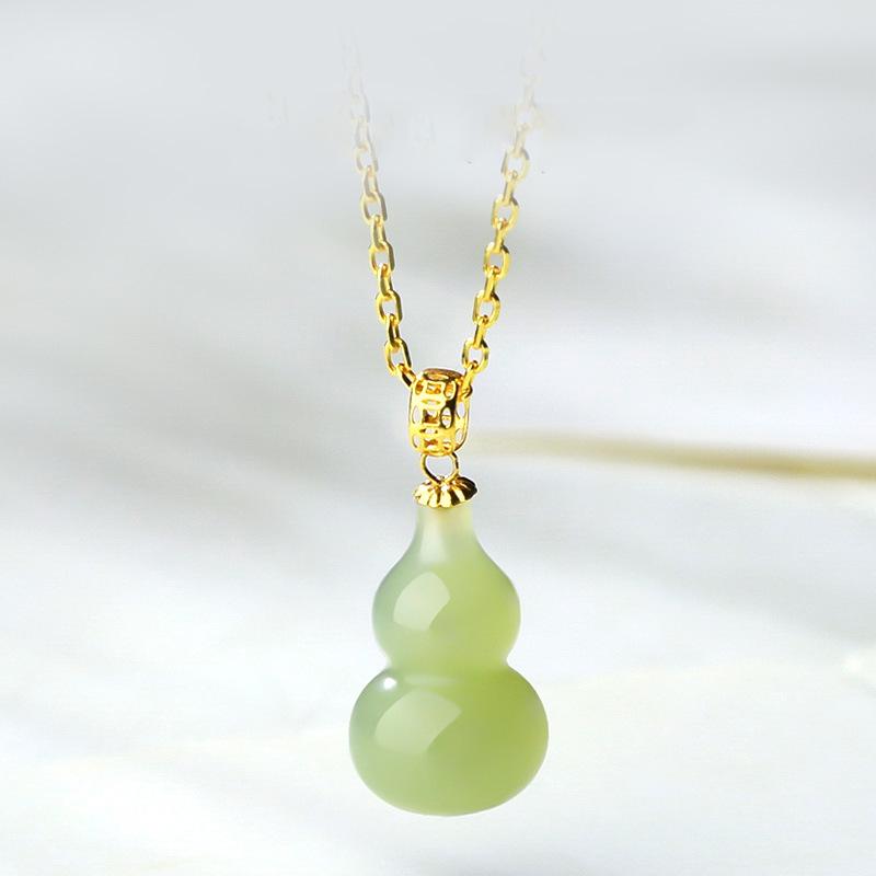 Vintage Green Chalcedony Water Drop Pendant Necklace – New Chinese Style Clavicle Chain Gift for Women