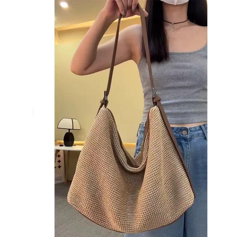 

This year s popular bag women s new straw bag large capacity fashion simple holiday commuter armpit tote bag коричневый
