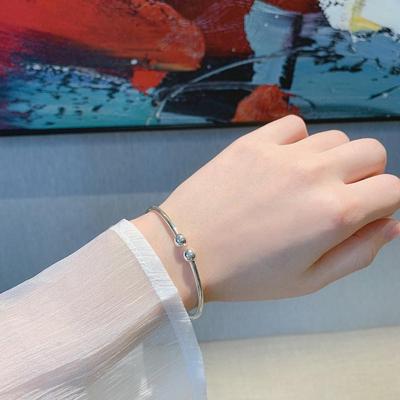 Elegantní náramek z korálků ve tvaru kruhu postříbřený ryzím stříbrem 925 pro ženy