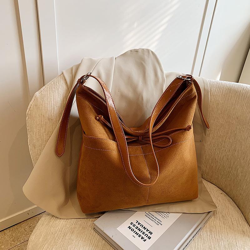 Casual commuting retro large-capacity bag women's autumn and winter new shoulder messenger bag