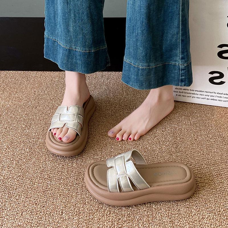 Thick-soled silver cool slippers women's summer wear 2025 new models with skirts, stepping on shit sandals, beach one-word drag