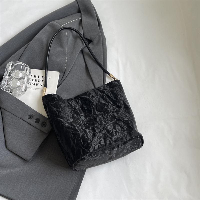 Мягкая кожаная сумка через плечо — фото 12