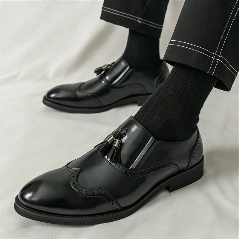 New Designer Britain Gentleman New Pointed Tassels Leather Brogues Shoes For Men Fashion Loafers Wedding Formal Dress Footwear