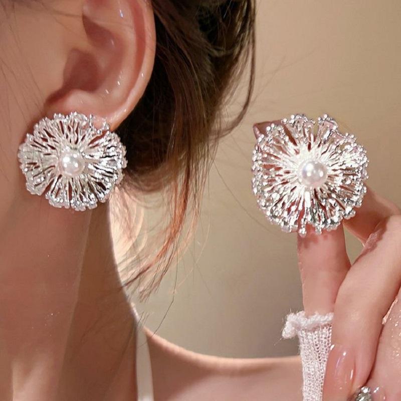Exaggerated Metal Flowers Zircon Stud Earrings For Women Fashion Gold Color Hollow Round Temperament Earrings Zircon Party Gifts
