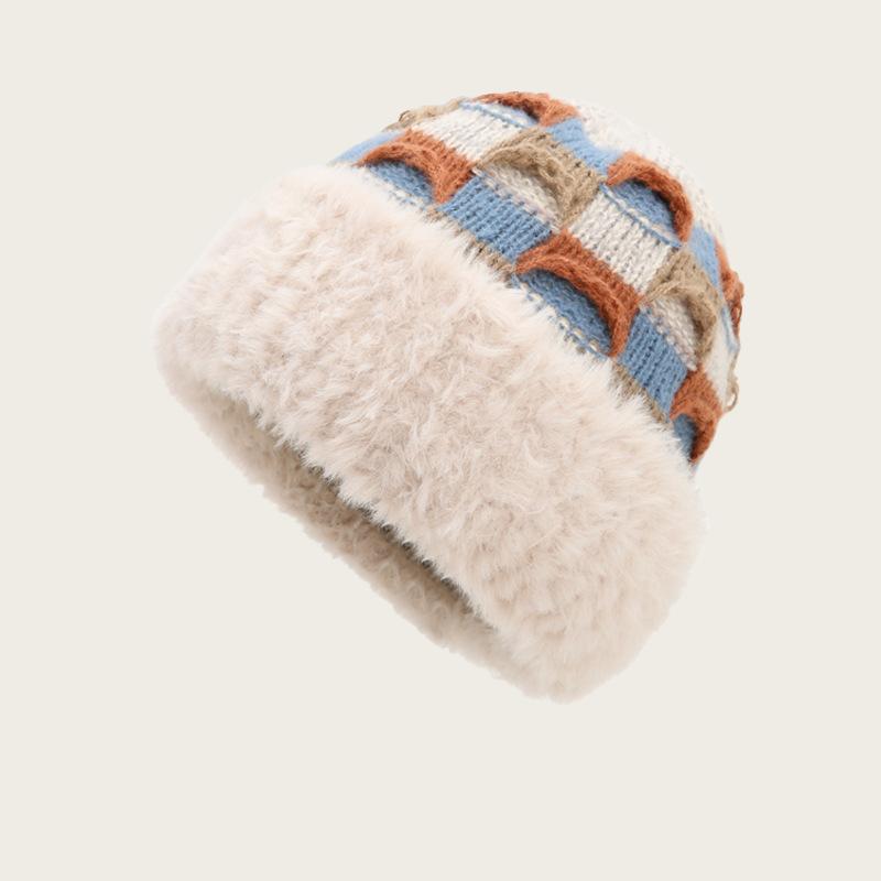 

Новая женская зимняя теплая универсальная бархатная вязаная шапка с защитой ушей ручной работы в ретро-цвете демонстрирует небольшой тренд one size fits all бежевый