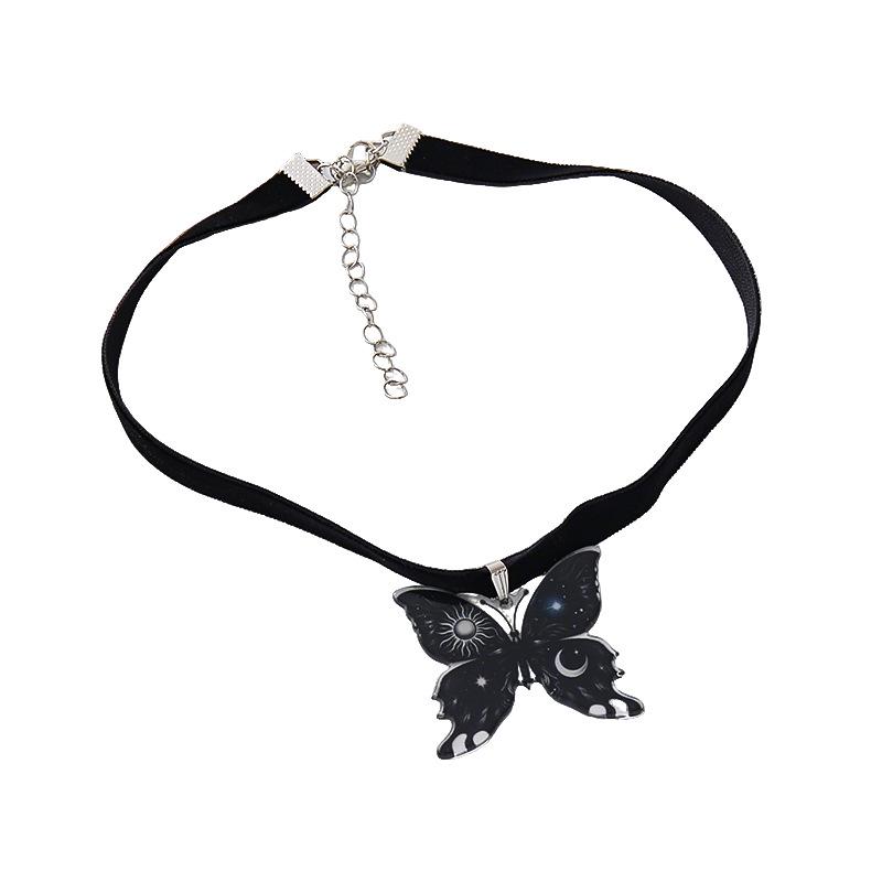 Βελούδινο Γοτθικό Κολιέ: Σκελετός Πεταλούδας, Κρεμαστό Φεγγάρι και Ήλιος με Έναστρο Ουρανό