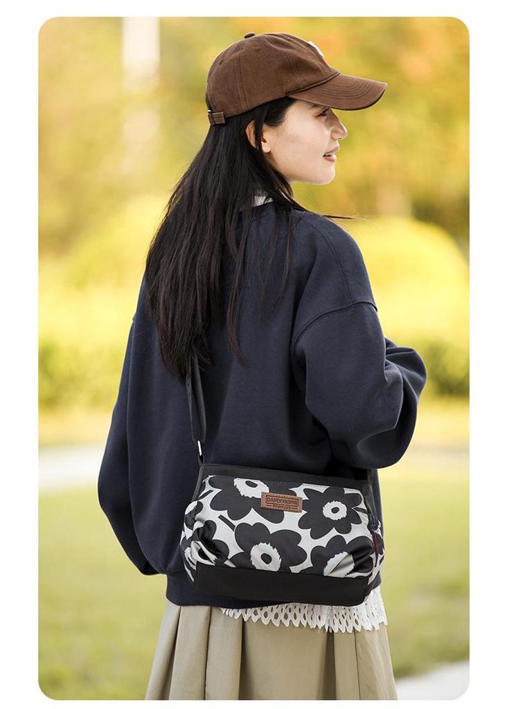 Klasyczna Casualowa Torebka Listonoszka dla Kobiet w Średnim Wieku – Idealna w Podróży i na Co Dzień