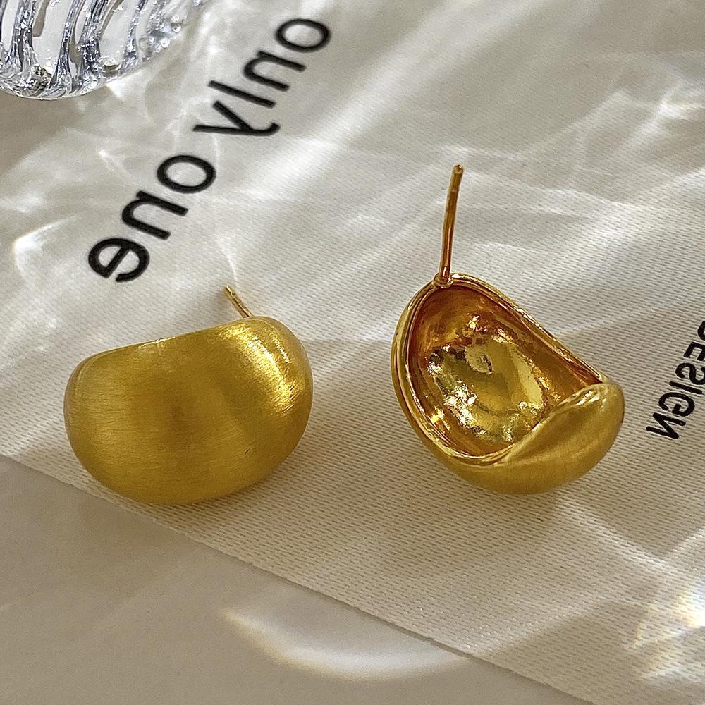 

Матовые текстурированные серьги-пусеты в форме изогнутых бобов - Шикарный минималистичный стиль