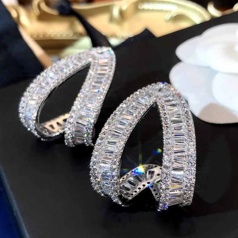 High-end wind chic triangular hollow design stud earrings, exquisite temperament, shiny and slightly inlaid, earrings