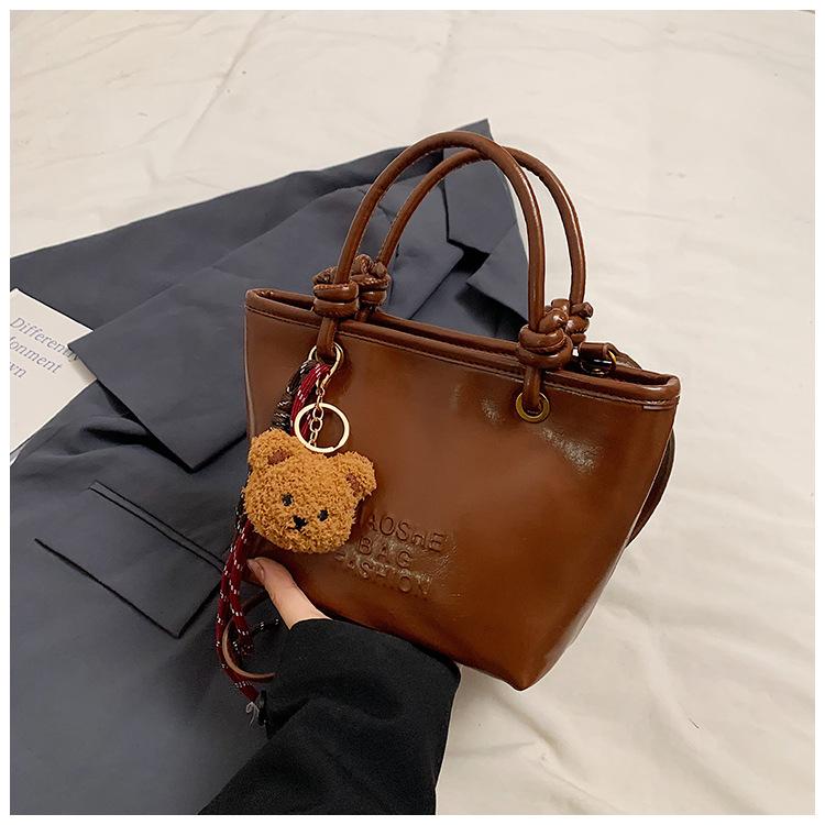 

Premium sense retro small bag women 2025 new autumn and winter versatile messenger bag super fire portable bucket bag foreign style Send pendant