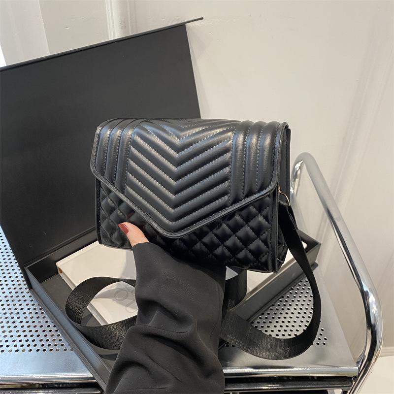 2025 New Diamond Solid Color Simple Indentation Chain Broadband Messenger Shoulder Flip Small Square Bag Female Texture Fashion