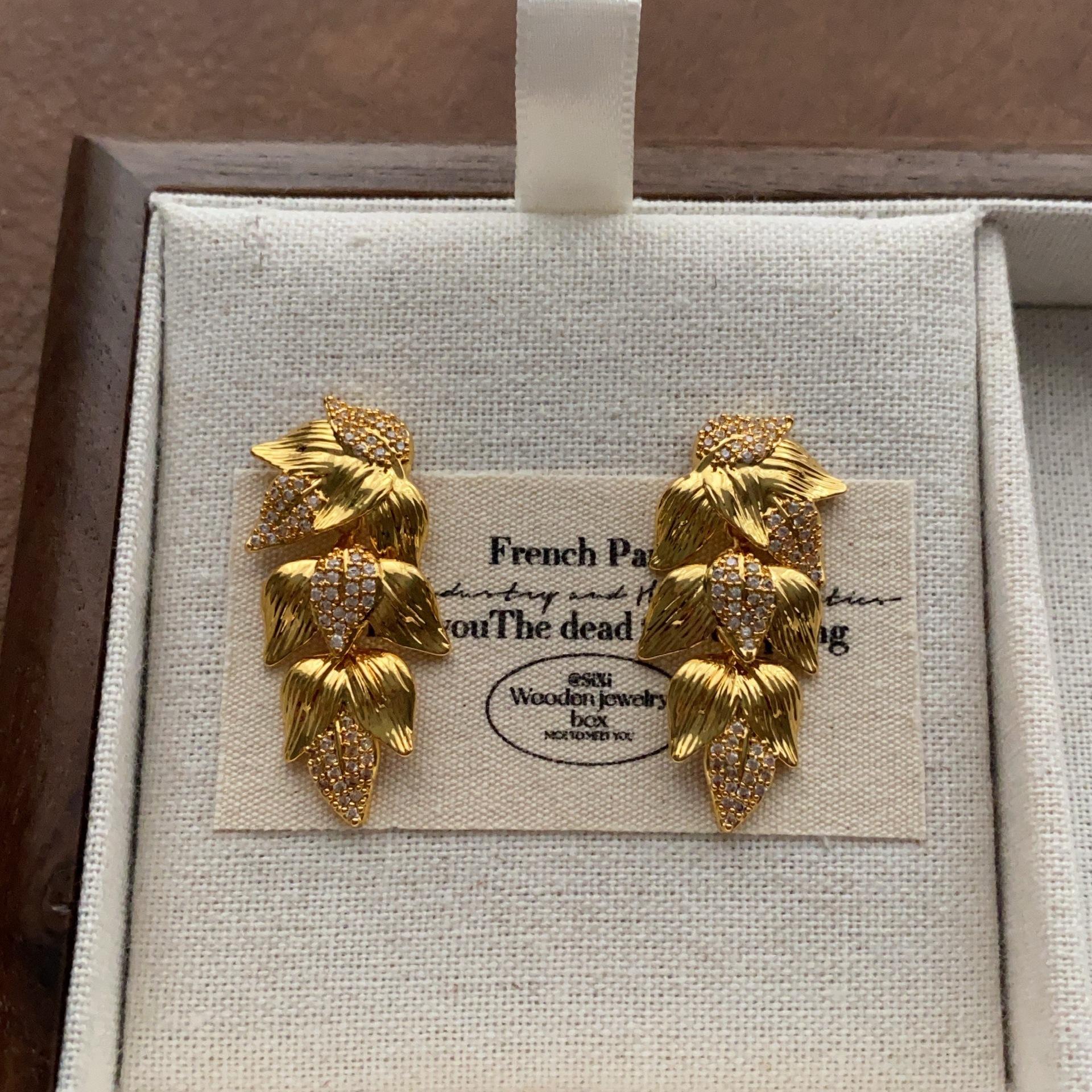

Metal Pendant Blade Stud Earrings Unique Brushed Craft Earrings Micro Zircon Fashion Premium Commuter Daily Earrings