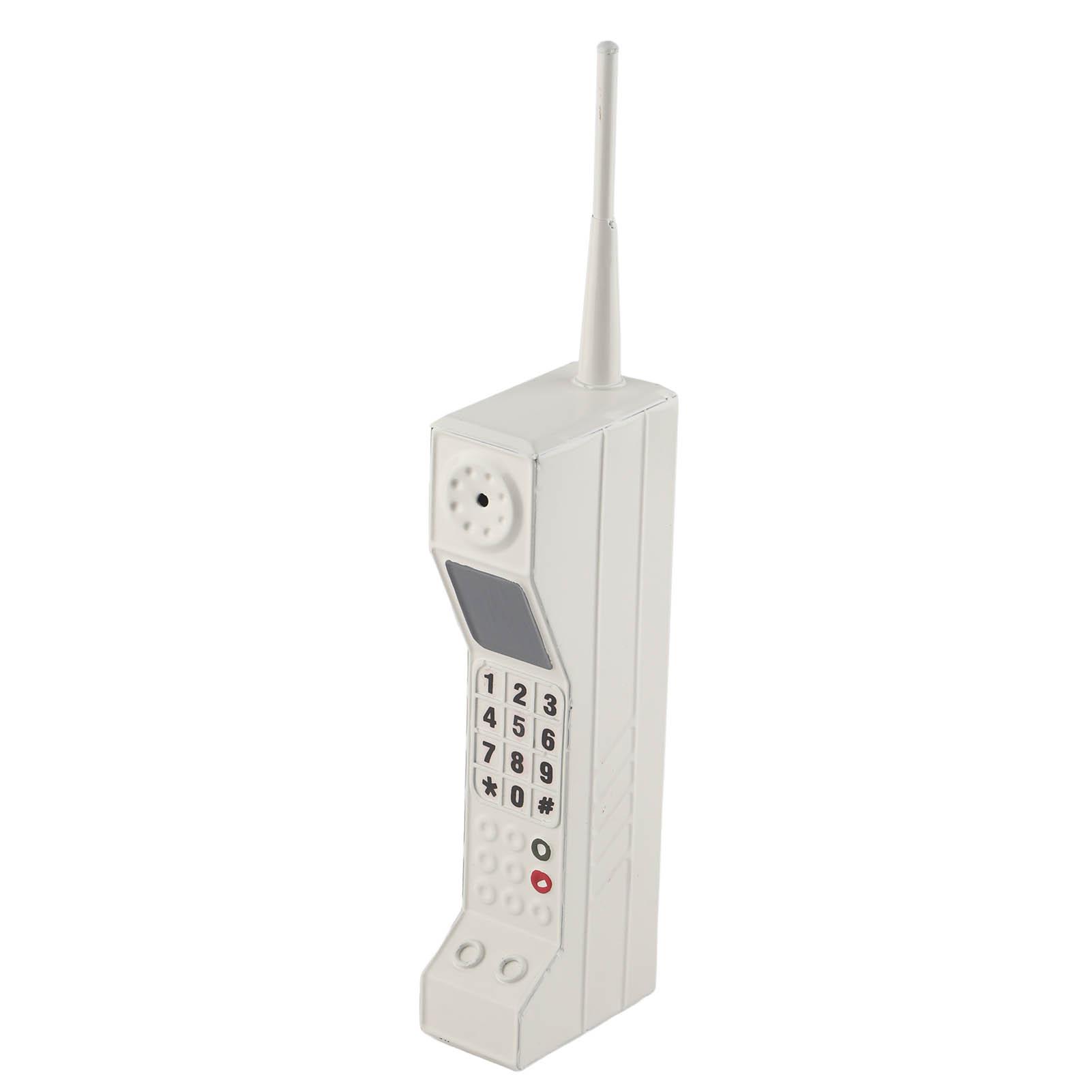 

Ретро модель стільникового телефону. Старомодна модель стільникового телефону. Орнамент. Вінтажна симуляційна фотографія білий