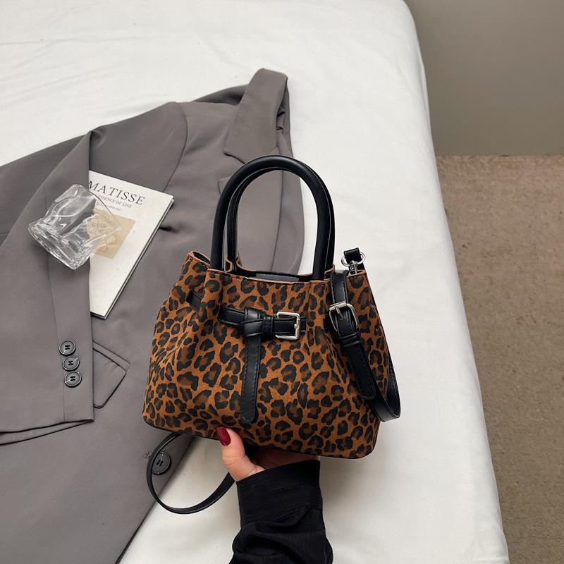 Leopard print bag women's autumn and winter 2025 new versatile niche design shoulder messenger bag popular portable bucket bag