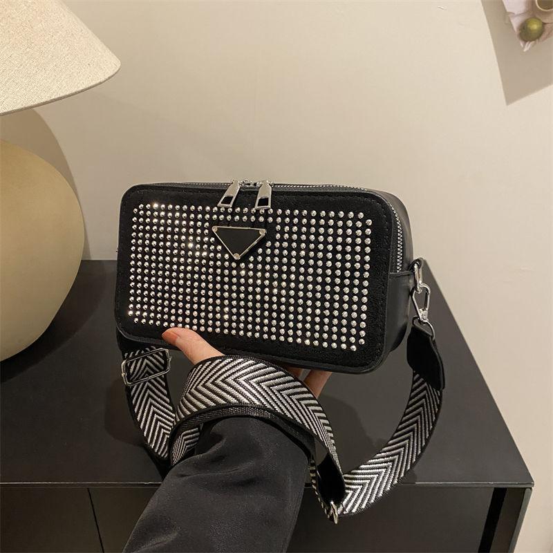 

Popular bag 2025 new rhinestone mobile phone camera bag fashionable wide shoulder strap single shoulder messenger bag small square bag серебряный