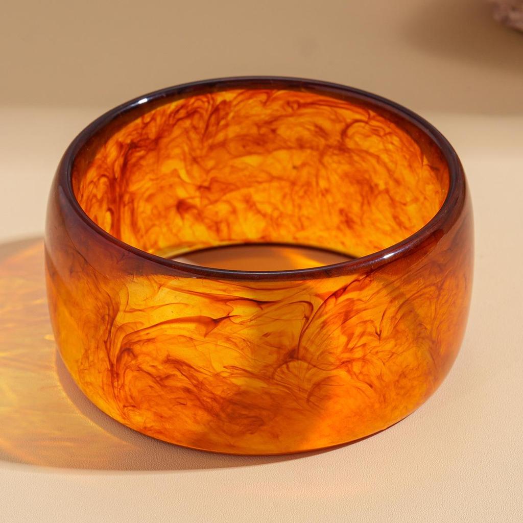 Unique Retro Resin Bracelet: Personalized Fashion Jewelry for Women