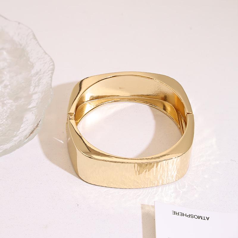 Retro Metal Square Bracelet for Women: Stylish and Smooth Spring Bangle with European and American Ins Flair
