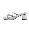 Sommer 2025 neue silberne Nische quadratischer Kopf dicker Absatz High Heel Sandalen Kinder Schleife Wort Sandalen können zweimal getragen werden