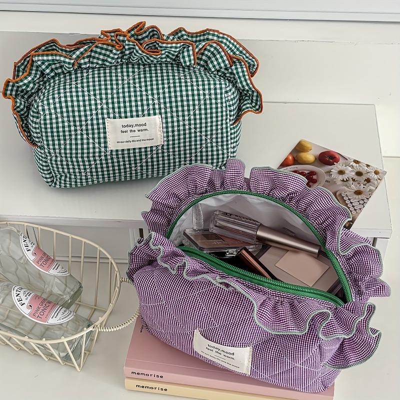 Lace checkered makeup bag, Ins minimalist niche style, high-value large-capacity cosmetic pouch, portable for travel and daily use.