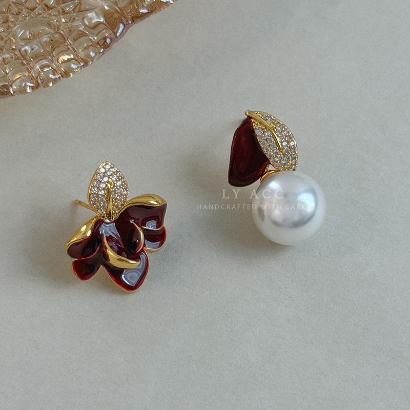 Fashion and novel oil drop flower diamond leaf earrings warm pearl pendant design niche gorgeous high-end stud earrings