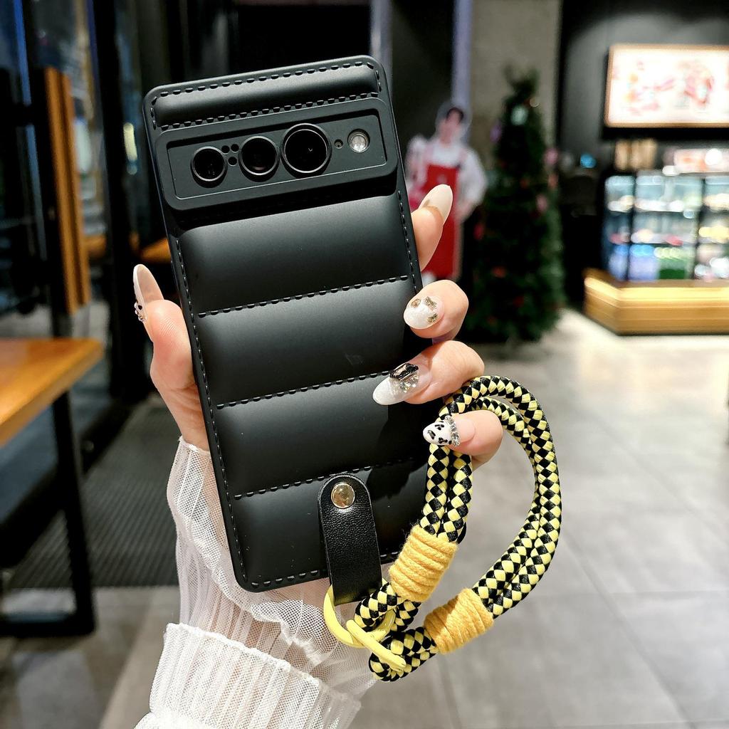 Anwendbare Google Pixel Hüllen Kollektion: Pixel 10 Daunenjacke, Pixel 6 Leder-Handgelenkband, Pixel 8 Vollschutzhülle.