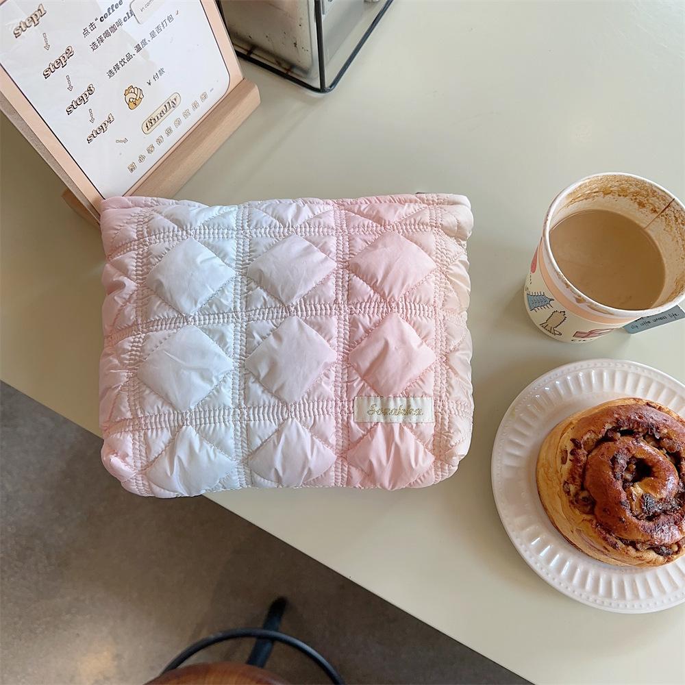 

Сумка-тоут с плиссировкой Cloud bubble через плечо подмышкой