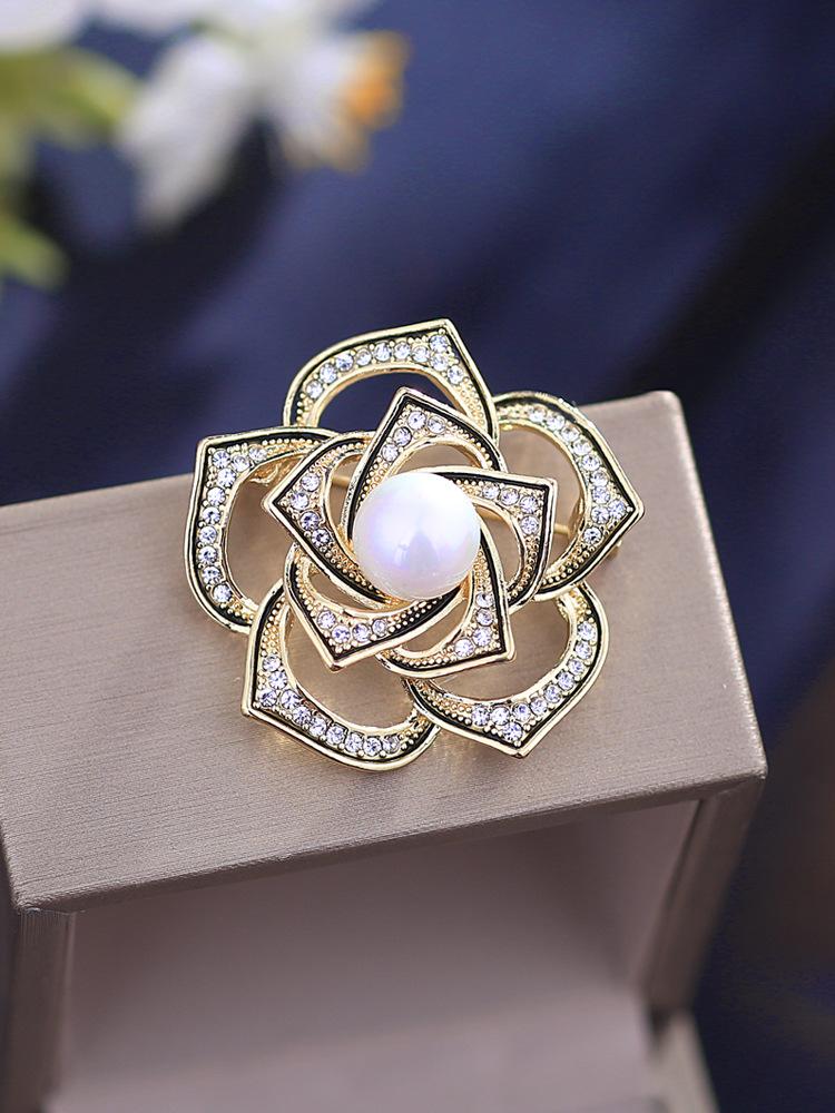 

High-quality full diamond small fragrant style three-dimensional camellia pearl brooch high-end women s suit jacket pin autumn and winter accessories