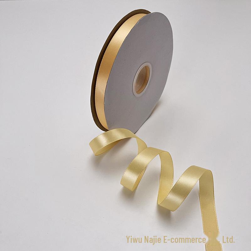 Ljusguld Satinsnöre Set: 2,5 cm Låda, 2 cm, 1 cm & 6 mm Rullar med Fjärilsdekorationer