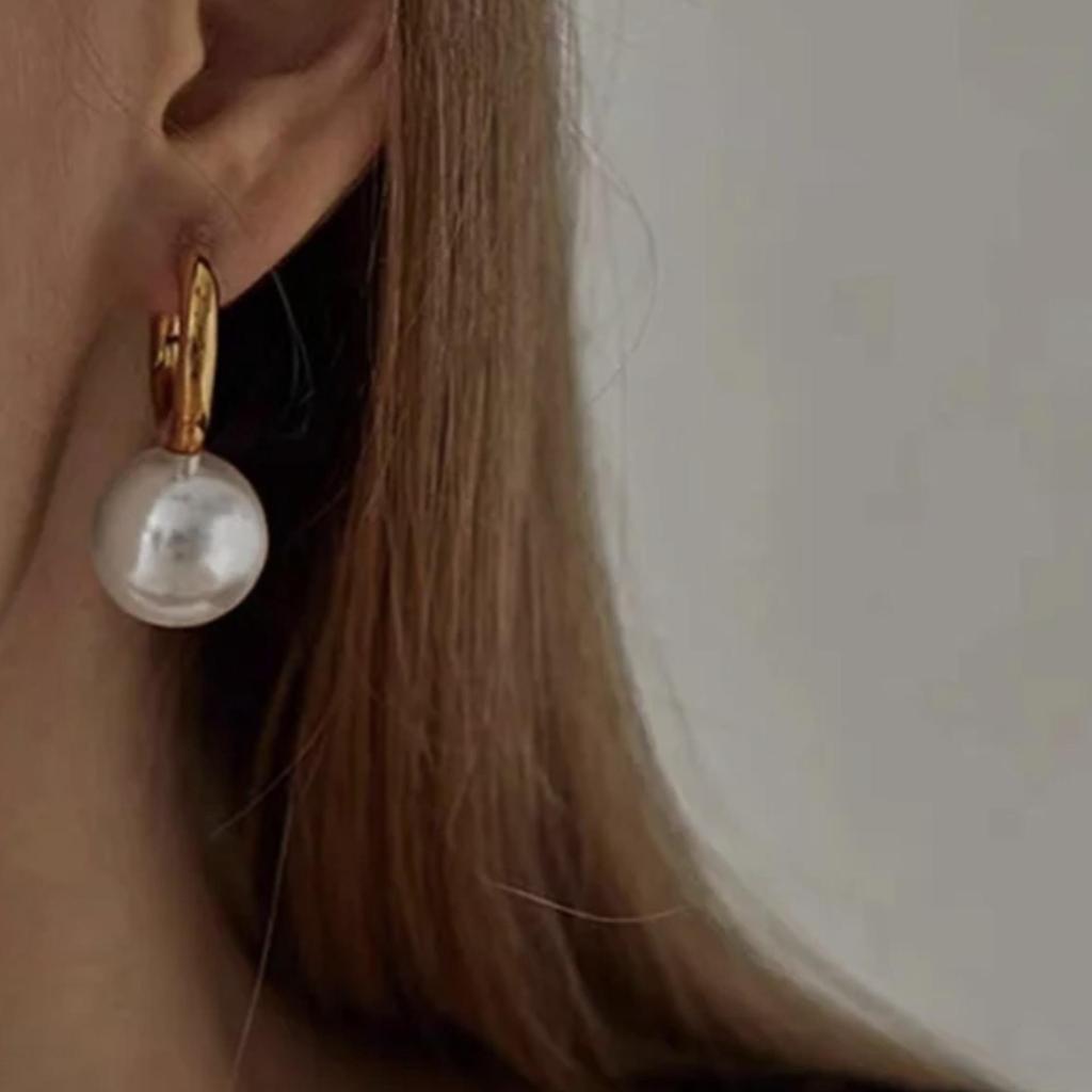 Elegant Large Pearl Stud Earrings - French Light Luxury, Commuter Style, Autumn/Winter 2024 Hot Trend