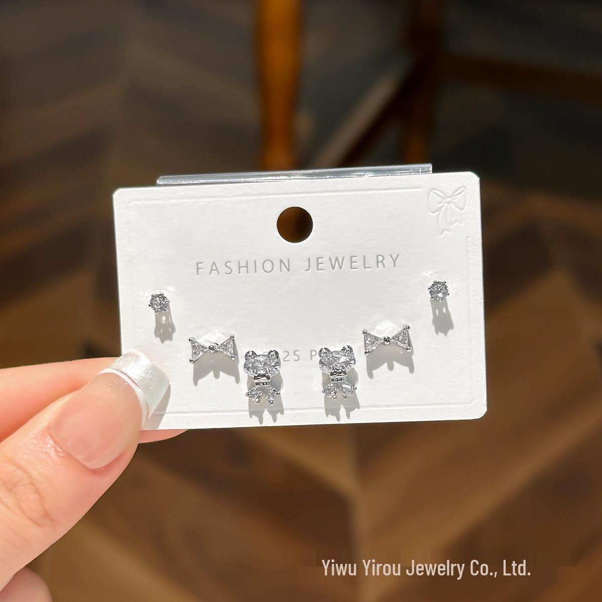 Серьги-гвоздики  Мишка с бантом  с цирконами - Серебряная игла S925, Милые и Забавные Омолаживающие Украшения, Дизайн 2025