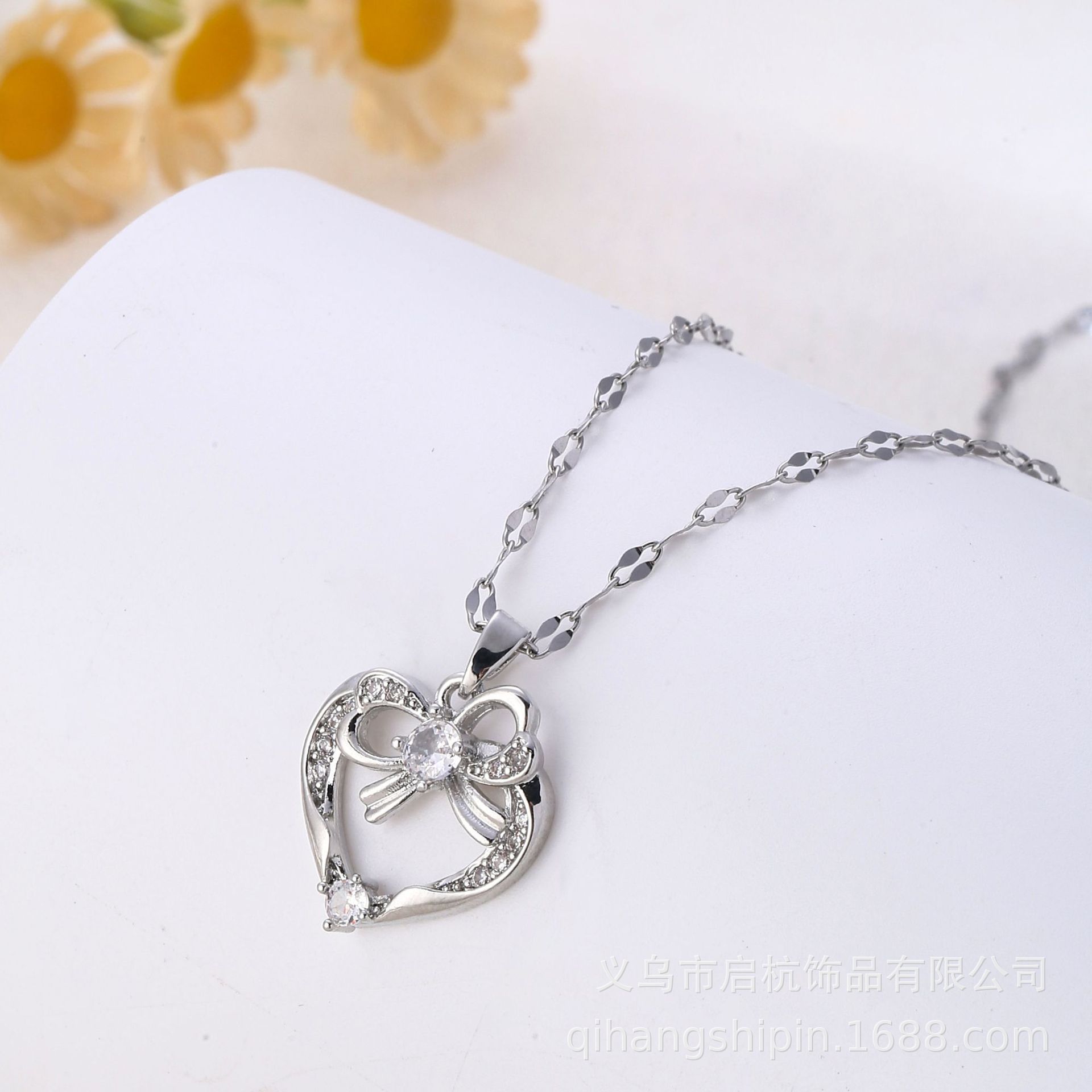 

Легкая Роскошь Бант Любовь Ожерелье Женское Простое Высококлассное Универсальное Инкрустированное Цирконом Подвеска Изысканные Ювелирные Изделия