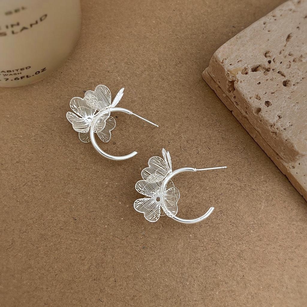 Fashionable Vacation Style Hollow Three-dimensional Flower Earrings 1 pair