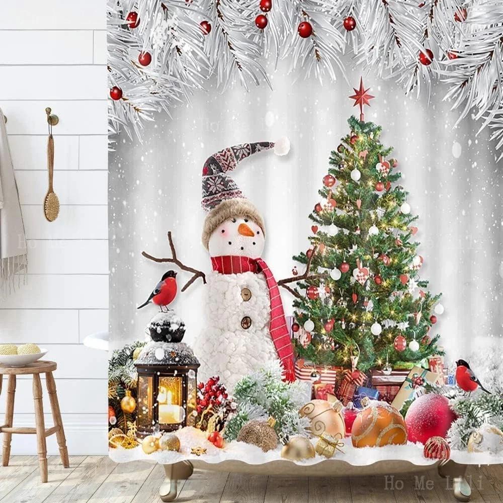 Fröhliche Schneemann-Party Niedliche Weiße Weihnachtskugel Weihnachtsbaum Schneebedeckte Vögel Cartoon-Stil Winterliche Feiertags-Duschvorhänge