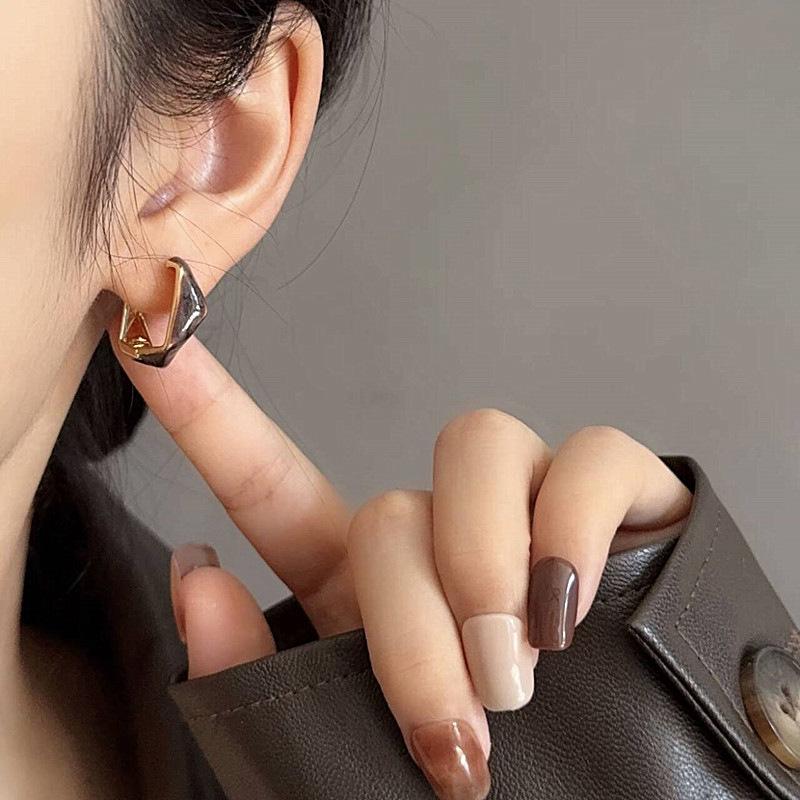 Chic Coffee-Colored Rhombus Ear Cuff - Exquisite, Light Luxury, Personalized Trendy Earrings for Women