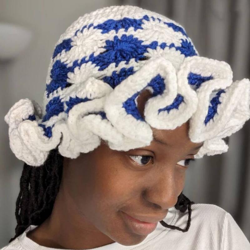 Neuer handgemachter gehäkelter gestreifter mehrfarbiger Hexenhut mit kurzer Krempe Halloween lustiger Erwachsenenhut