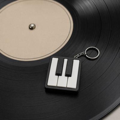 Mini Piano Keychain, Piano Key Clicker, Playable Fingertip Piano Stress Relief Toy with Metal Ring, Classic Black White Keys for Music Lovers And