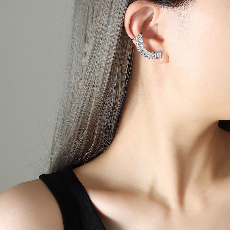 

Meier Four-prong buckle zircon sparkling ear cuff earrings, trendy hardware jewelry