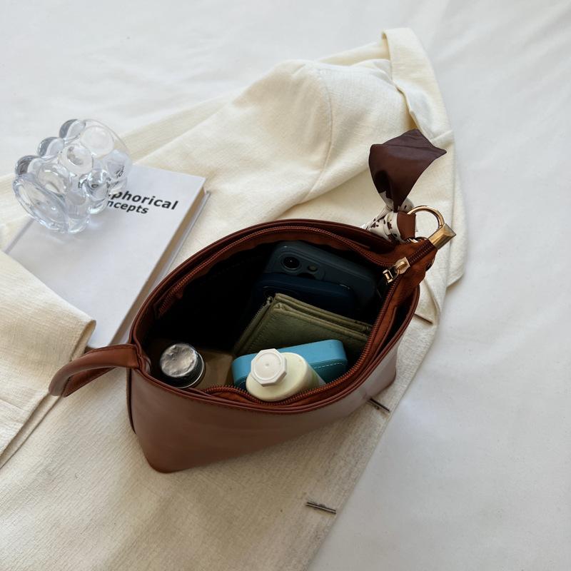 Women's bag 2025 new solid color niche hair ins shoulder bag retro versatile foreign style messenger armpit bag