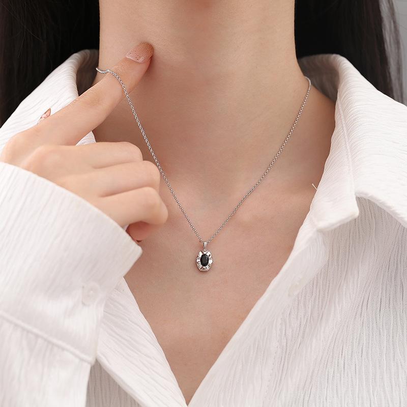 Temperament French Niche Design Black Zircon Necklace Women's Light Luxury Fashionable High-end Pendant Collarbone Chain