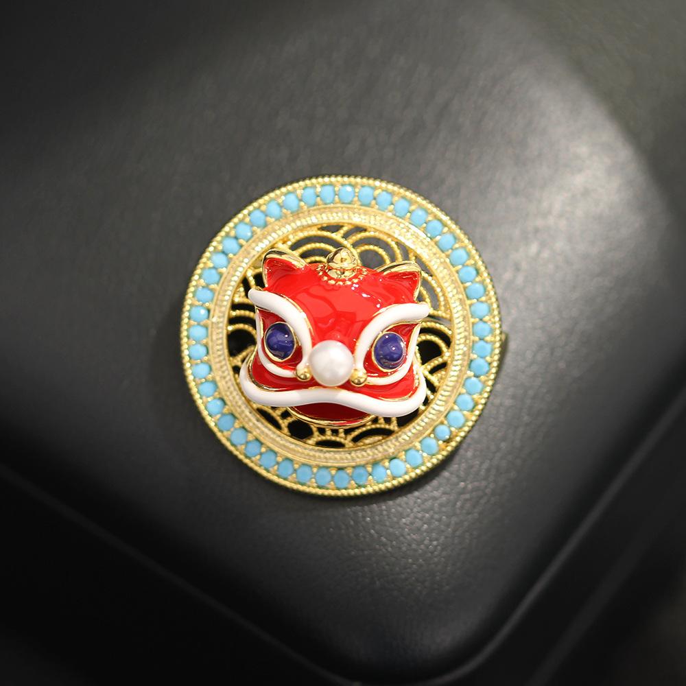 Guofeng new Chinese style oil dripping lion brooch geometric diamond-encrusted blue animal pin rotatable male and female same corsage