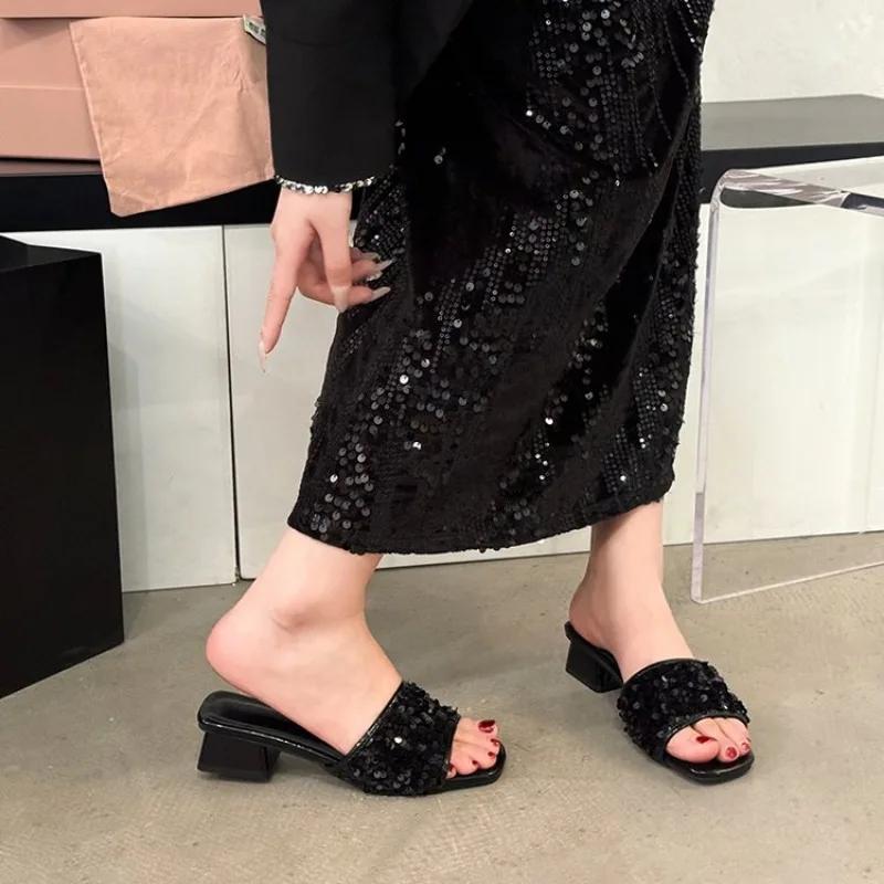 2024 Sommer Neue Mode Quadratischer Zeh Bunte Pailletten Dicker Absatz Mittelhoher Absatz Pantoletten Damen Freizeit Hausschuhe
